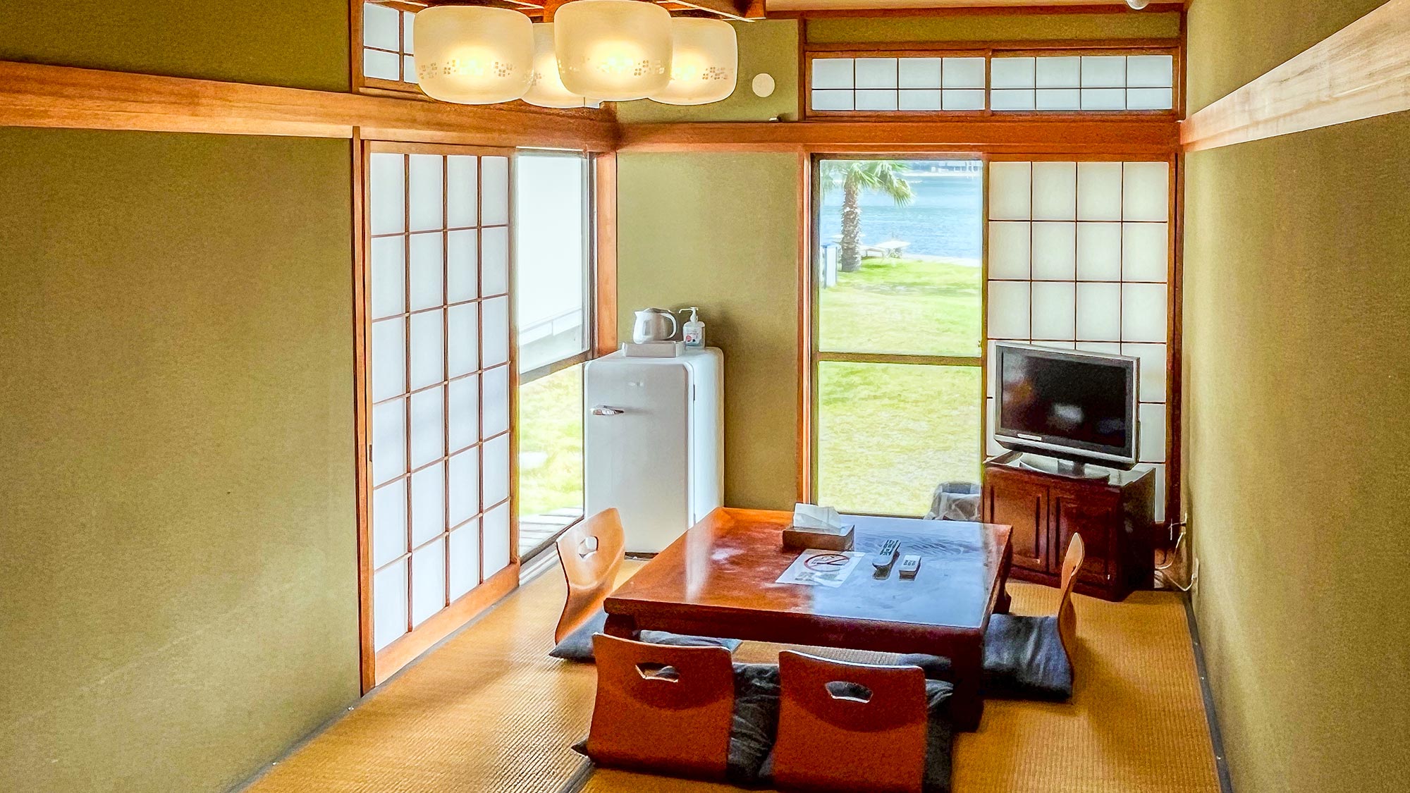 ・【7号和室】充実設備完備。快適な和室リビングで心ゆくまで寛ぐ。テレビ・空調完備。バス・トイレ付