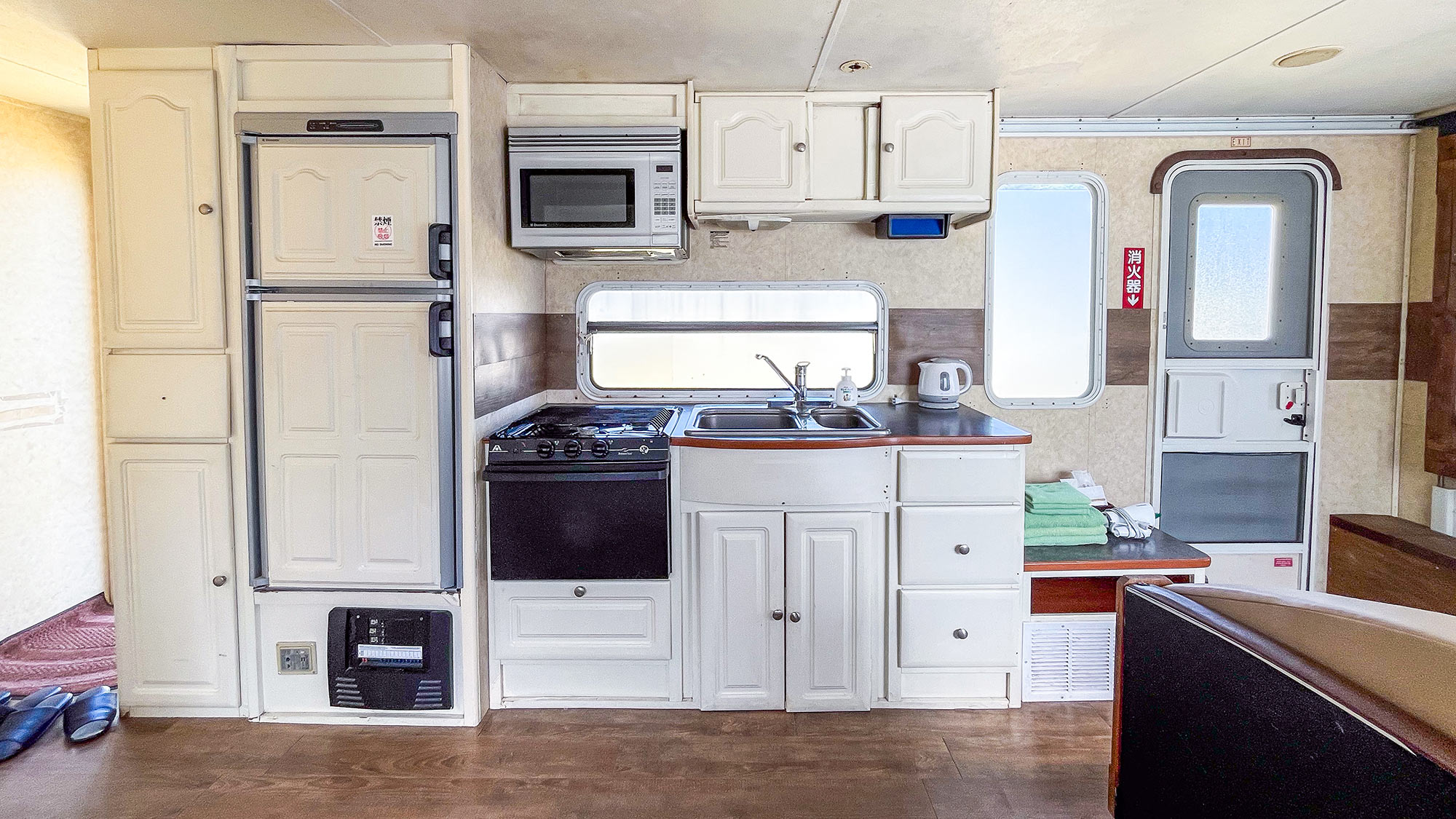 ・【トレーラーハウスA】白を基調とした、清潔感あふれる機能的なキッチン