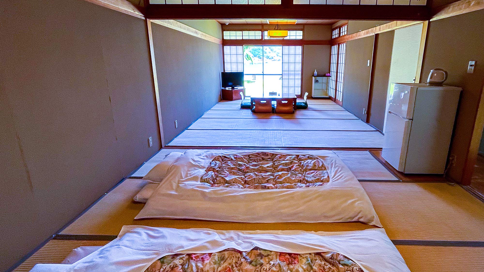 ・【8号和室】家族団らんのひととき。広々二間続き和室で快適ステイ