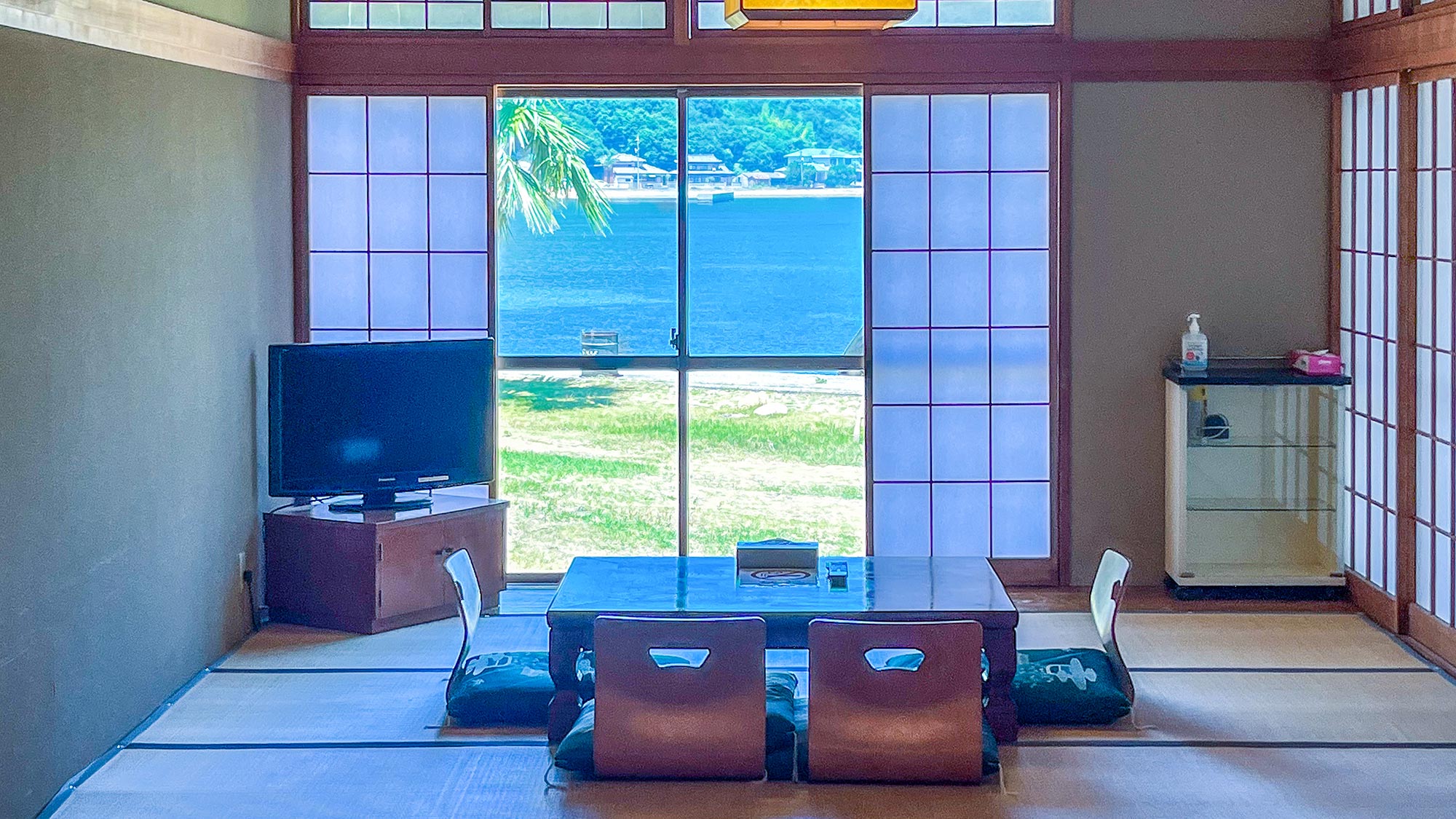 ・【8号和室】窓一面に広がるオーシャンビュー！絶景リビングで寛ぎのひととき