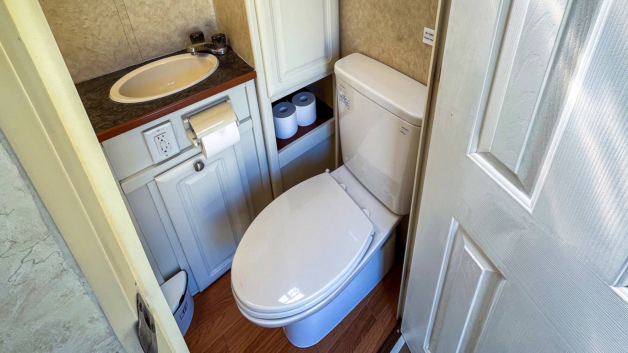 ・【トレーラーハウスA】機能性と快適性。トレーラーハウスで安心の滞在を。温水洗浄便座付きトイレ
