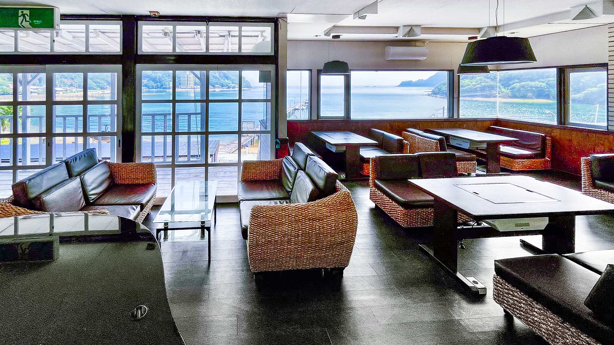 ・【2階スペース】語らい、読書、海を眺める贅沢。自由な過ごし方を満喫