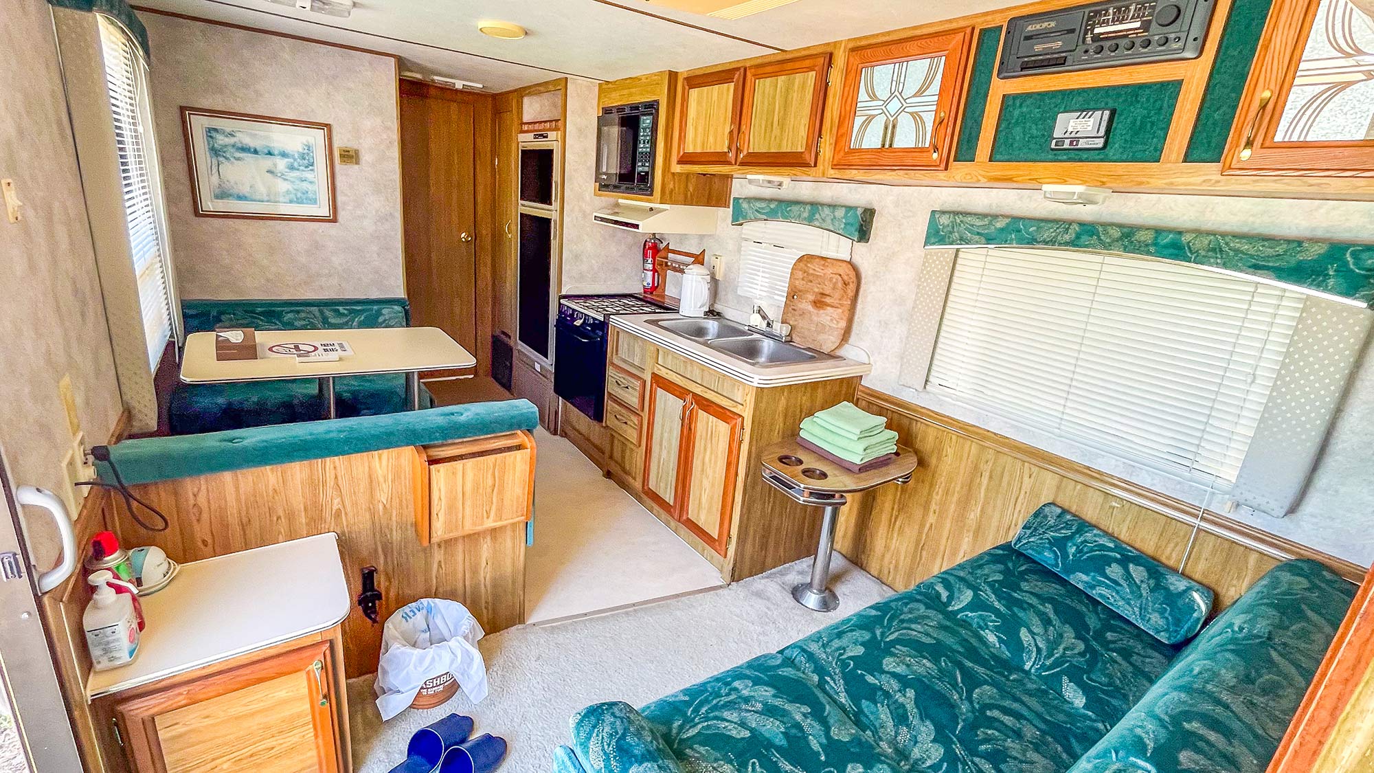 ・【トレーラーハウスB】限られた空間を最大限に活用。機能的なリビング＆キッチン