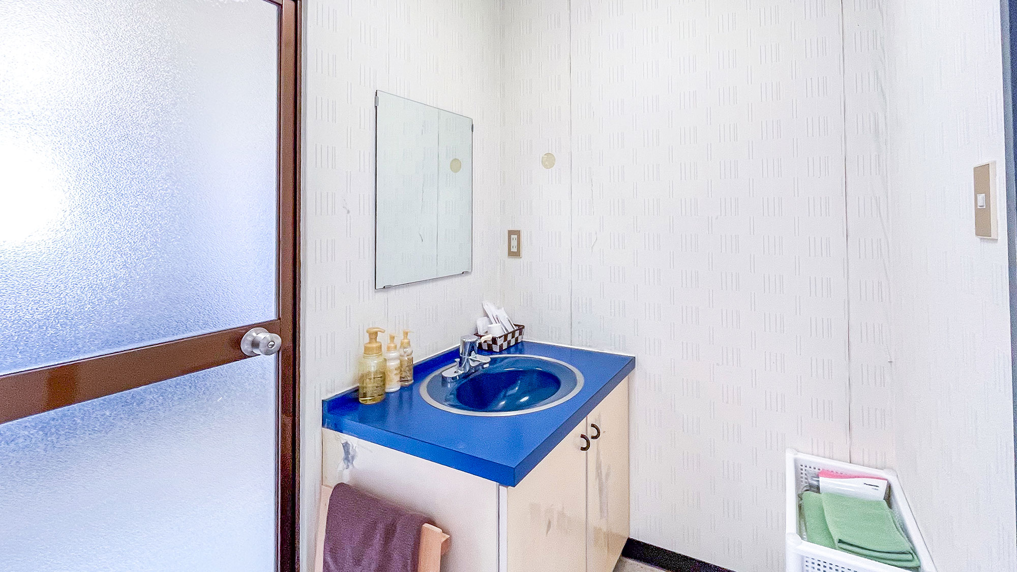 ・【5号洋室】ゆったり使える洗面所と脱衣所で、旅の疲れを癒す