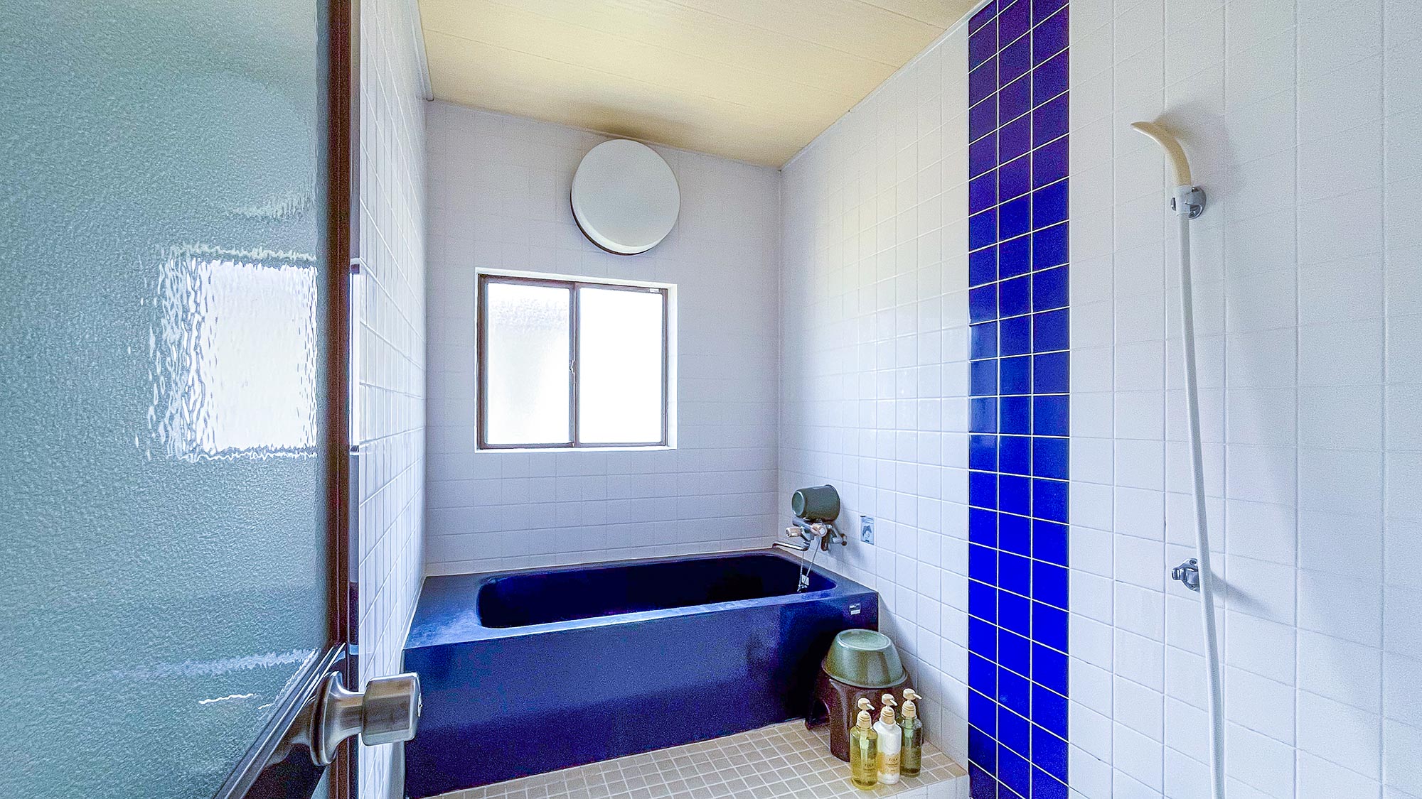 ・【5号洋室】清潔感あふれる明るいバスルームで、心身ともにリフレッシュ