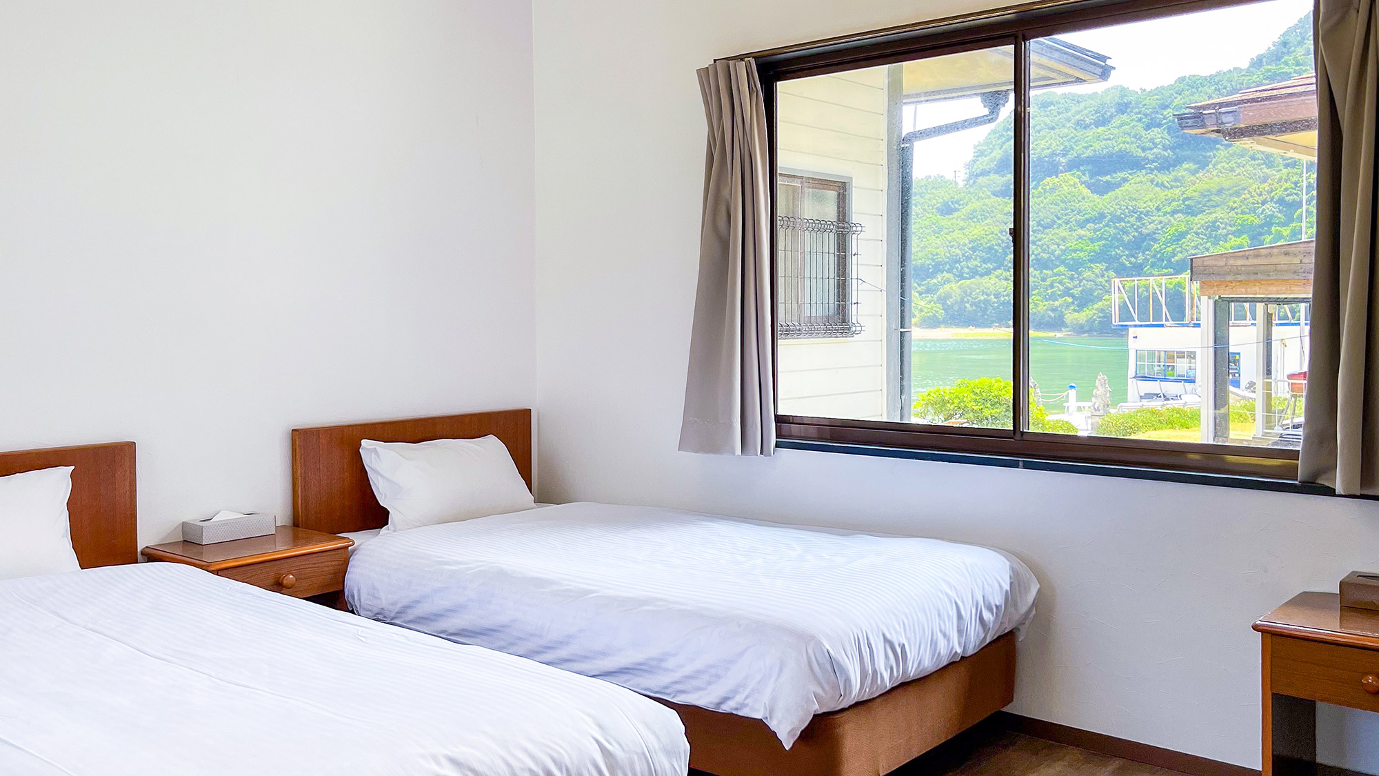 ・【5号洋室】快適なベッドでぐっすり。広々洋室で旅の疲れを癒す