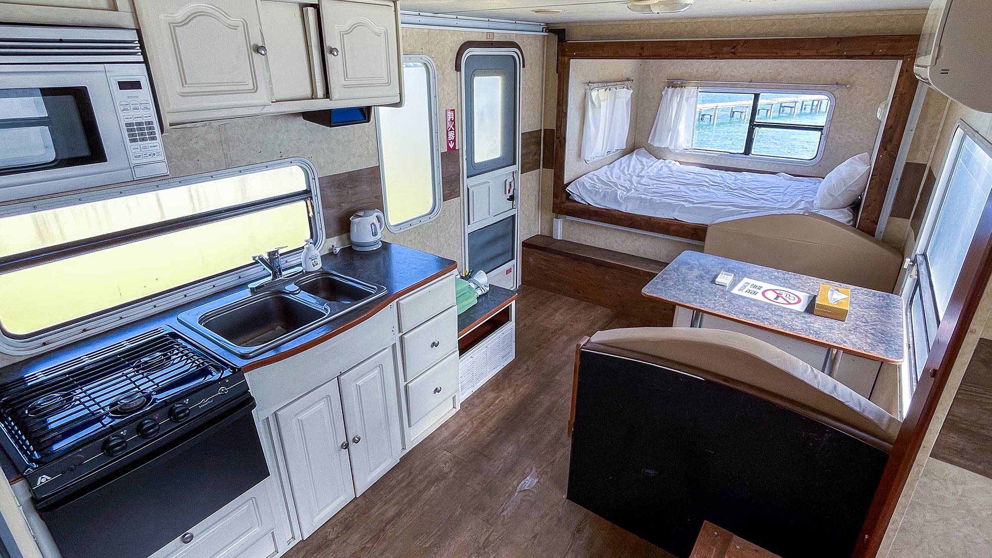 ・【トレーラーハウスA】快適を集約。トレーラーハウスで過ごす自由な時間