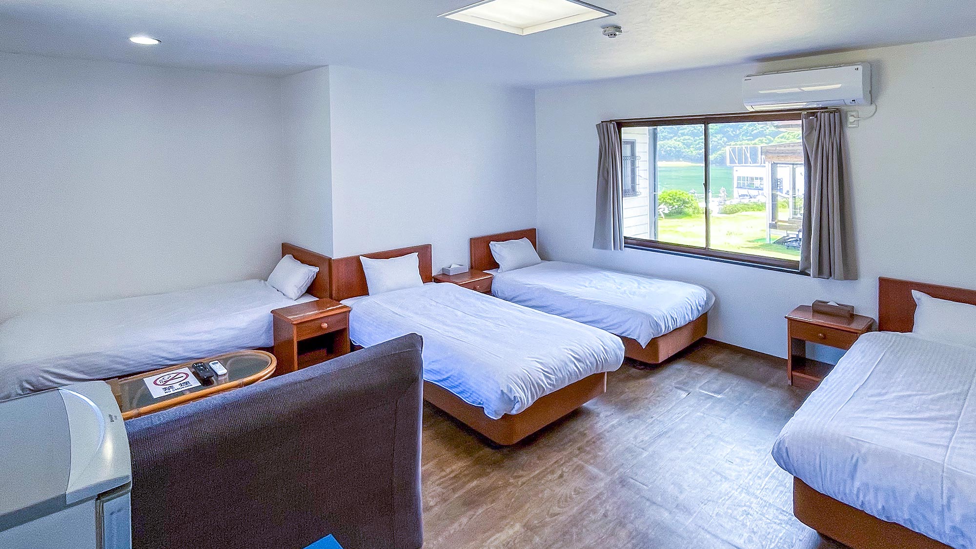 ・【5号洋室】4つのベッドでゆったり。グループ旅に最適な洋室