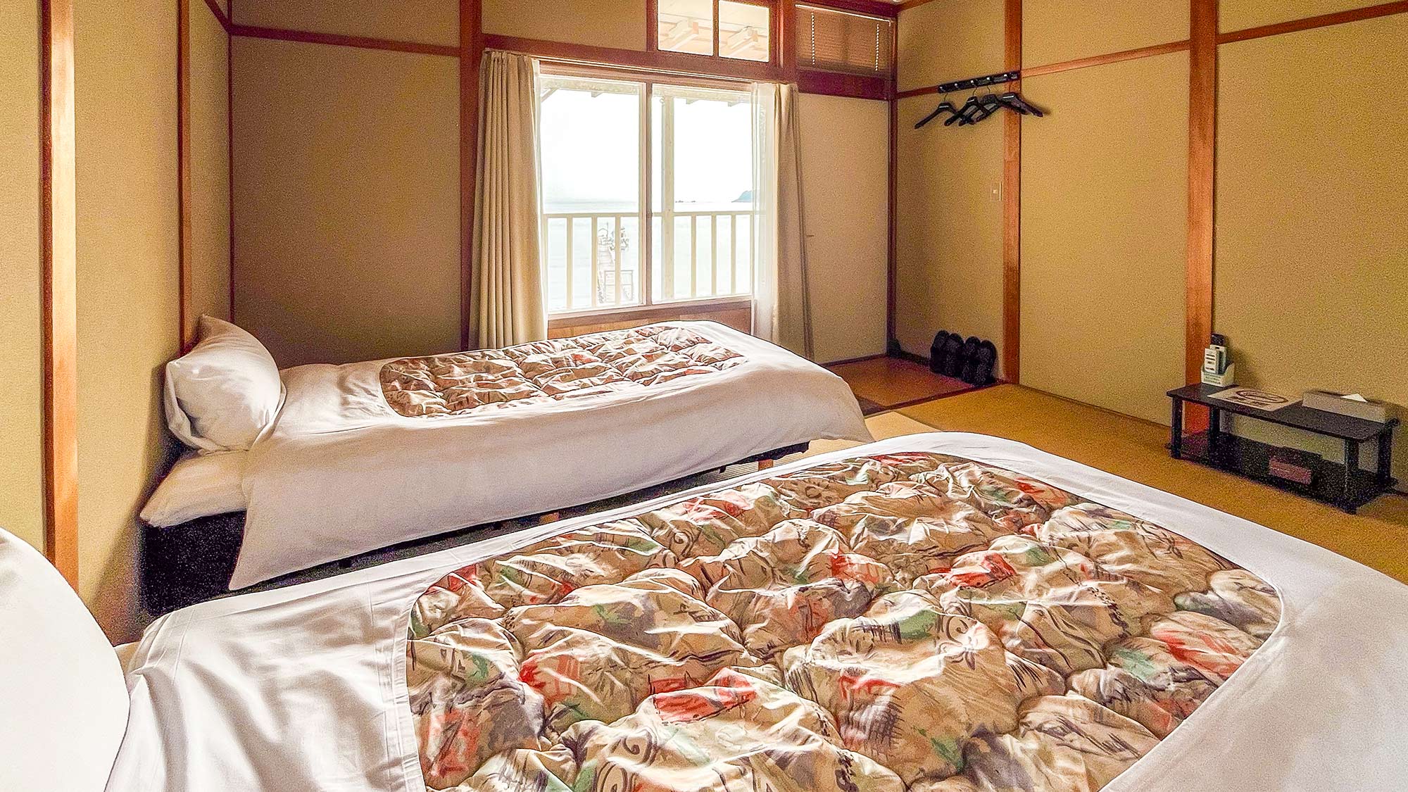 ・【21号和室】足つきマットレスで快適。二人で過ごす海辺の和室