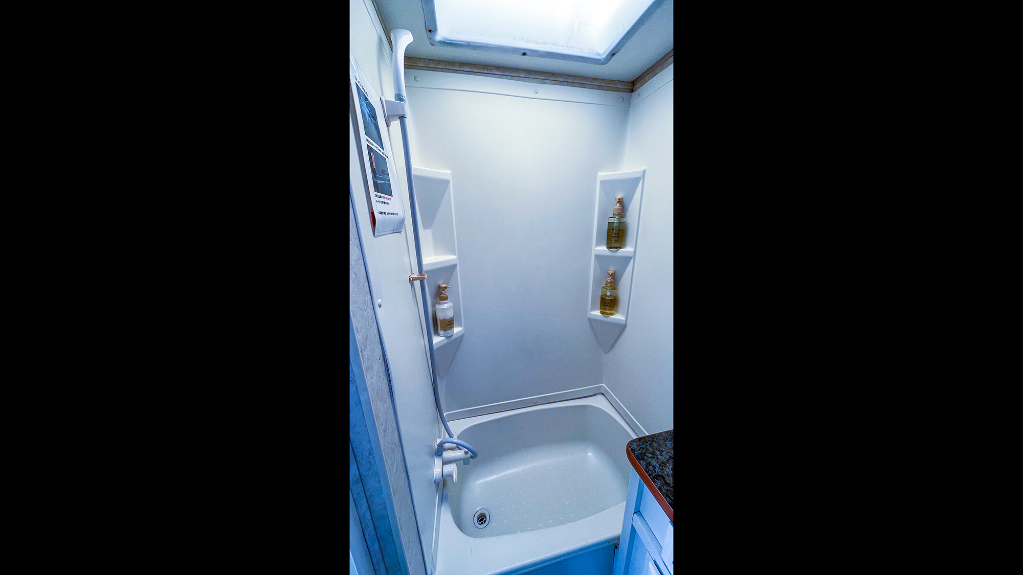 ・【トレーラーハウスA】充実アメニティ完備。トレーラーハウスでも快適なバスタイム