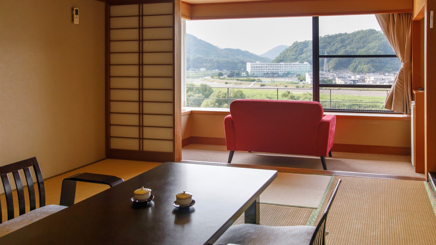 ソファから富士と狩野川の流れを楽しむスタンダード和室