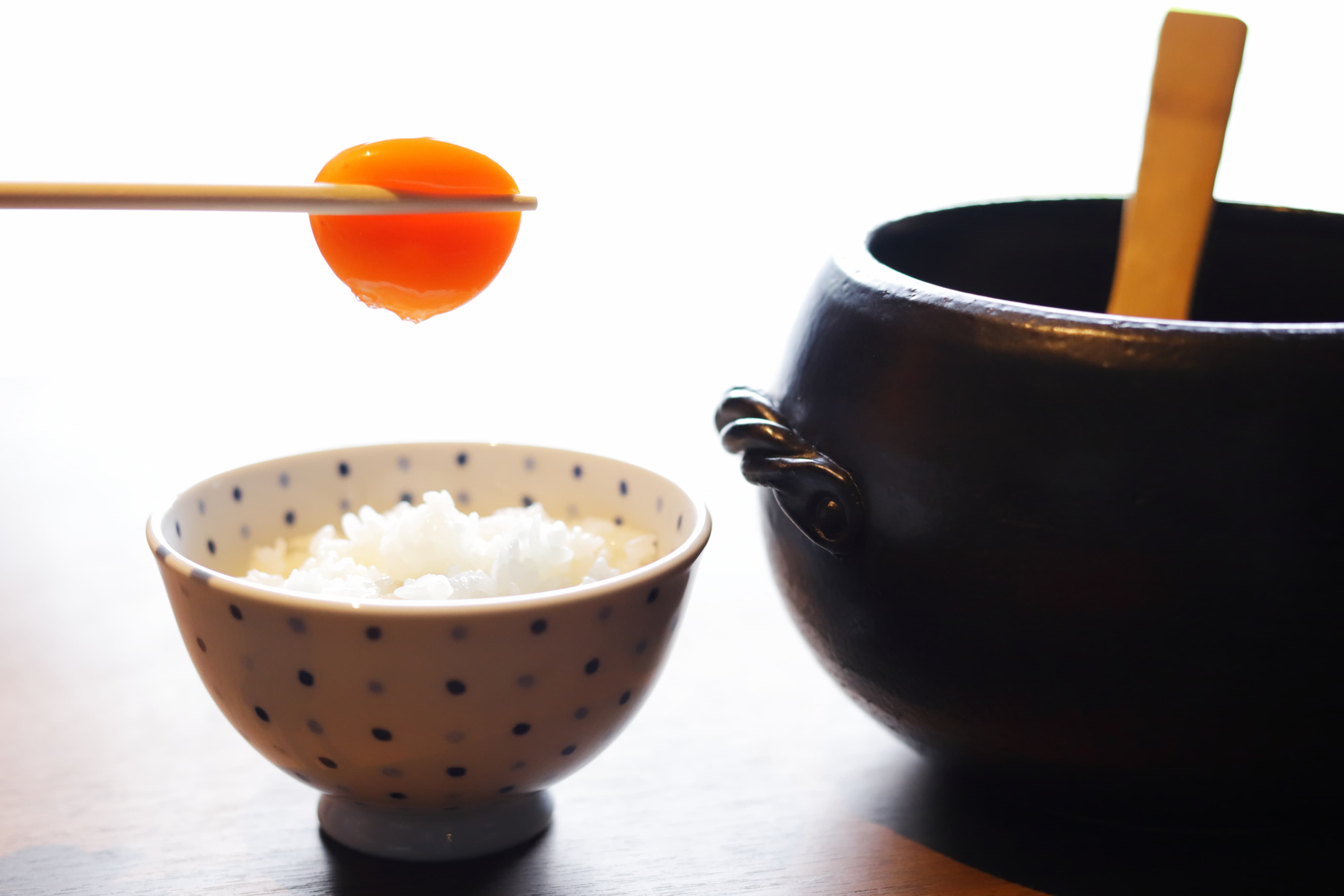 【朝食】土鍋で炊いた艶々のご飯に、金の桑たまごで卵かけご飯