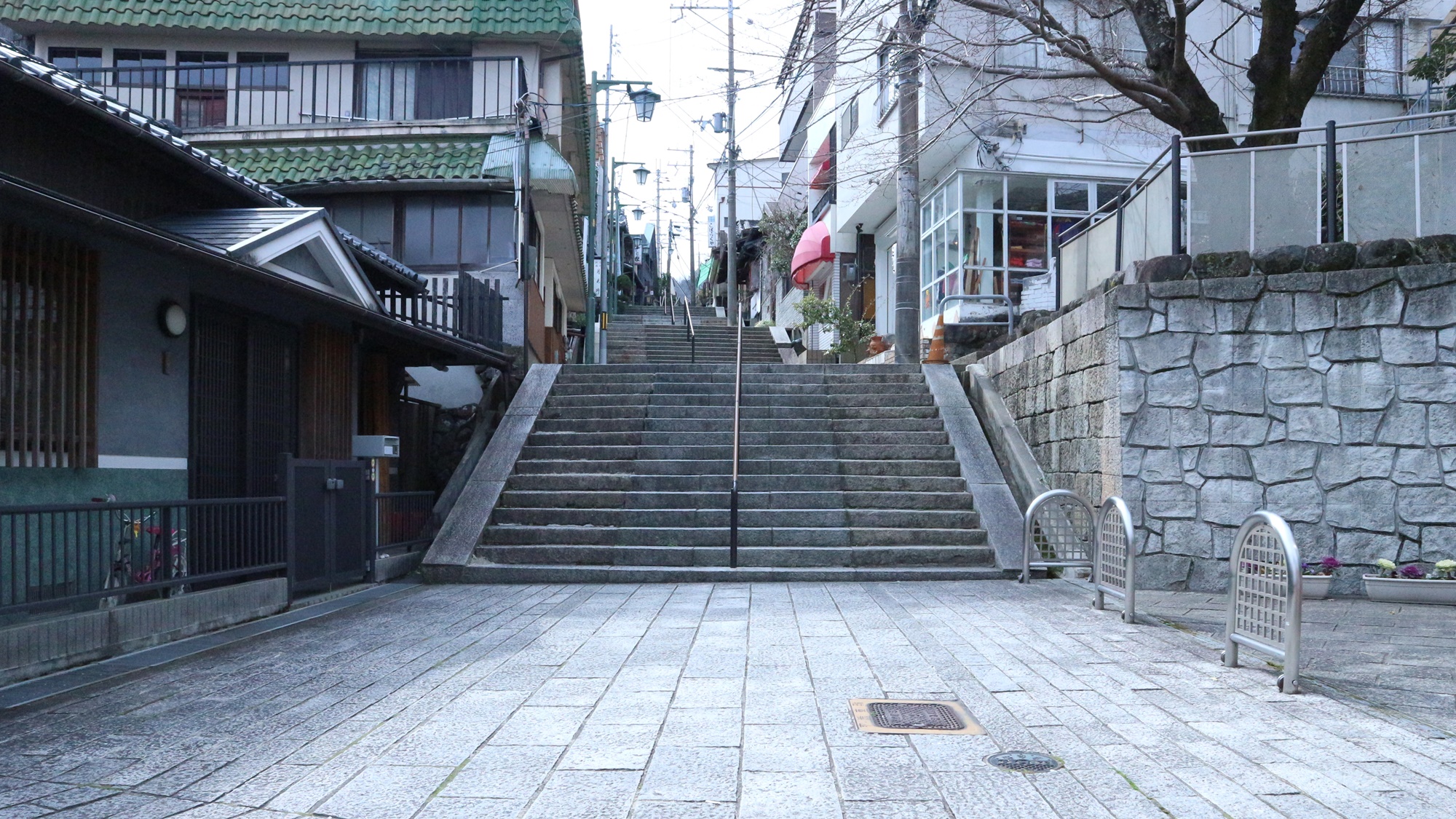 *当館までは「宝山寺駅」から参道を歩いて徒歩2分です