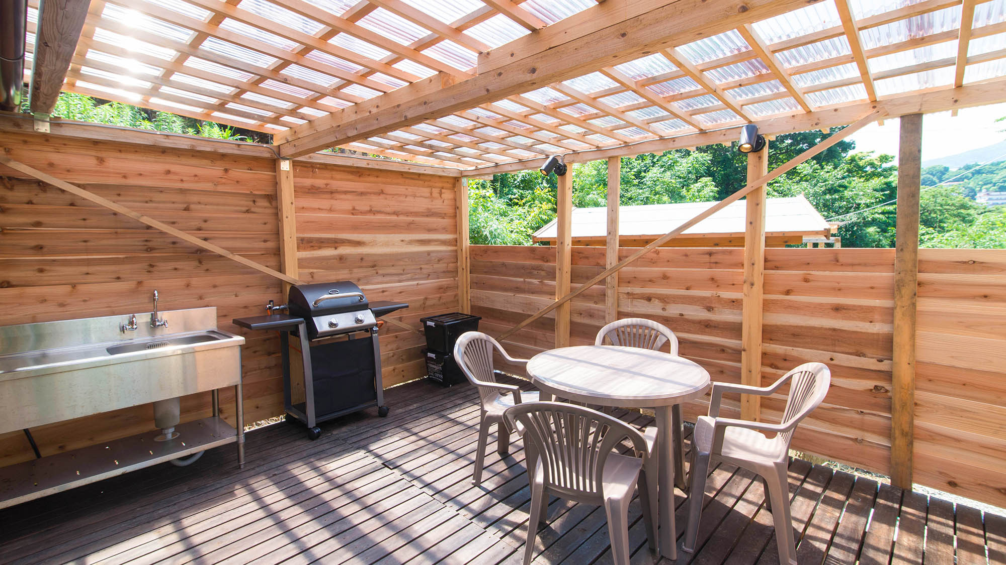 ・【BBQデッキ】広々とした屋根付きのスペース。ゆったりとBBQをお楽しみいただけます