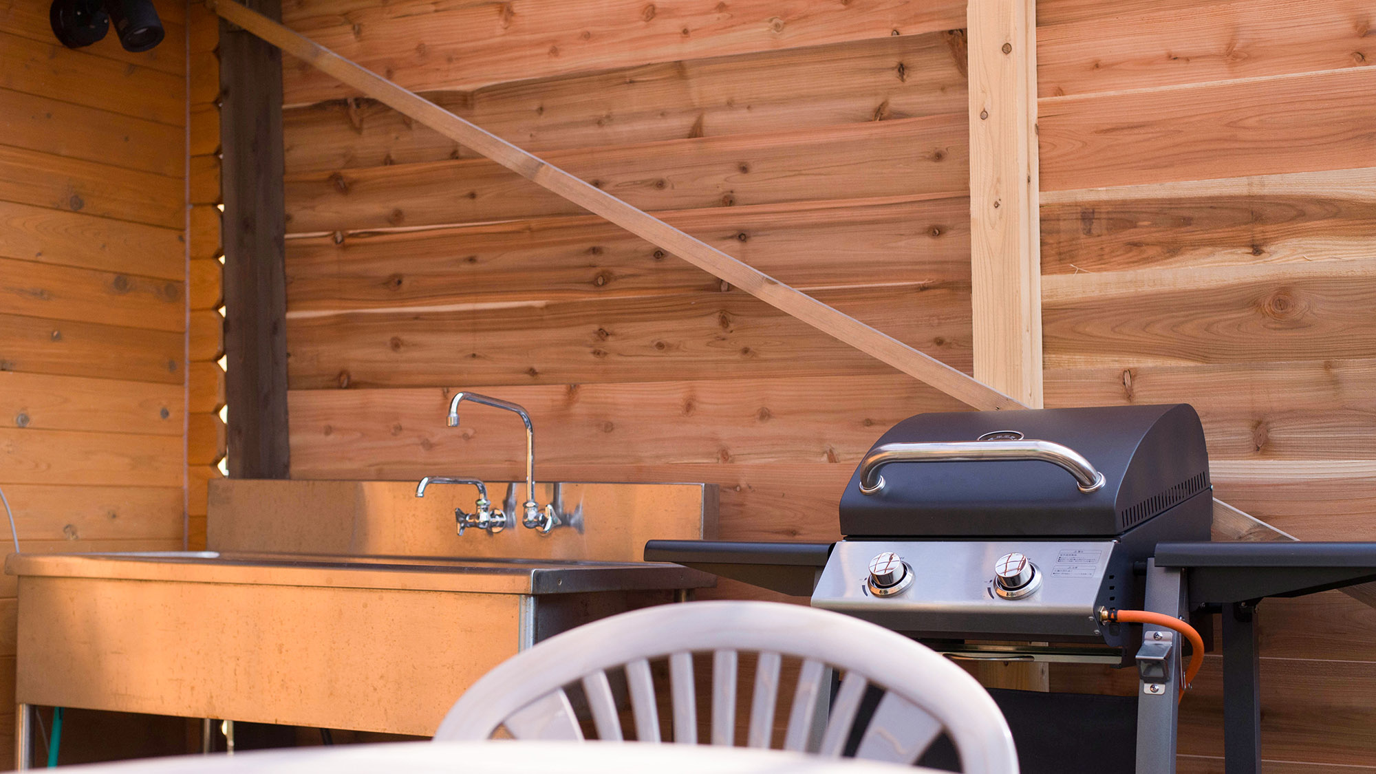 ・【BBQデッキ】各デッキには大きなシンクも設置されているため、後片づけも楽チン