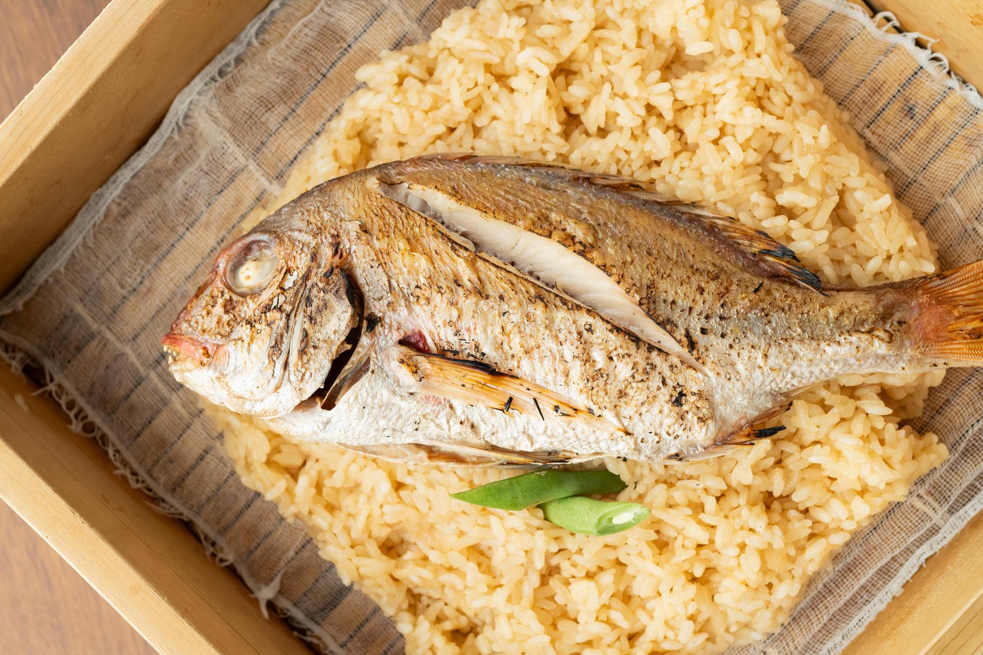 オリーブに囲まれた空間で、瀬戸内海の新鮮魚介と旬素材のせいろ蒸しディナーを　夕朝食付