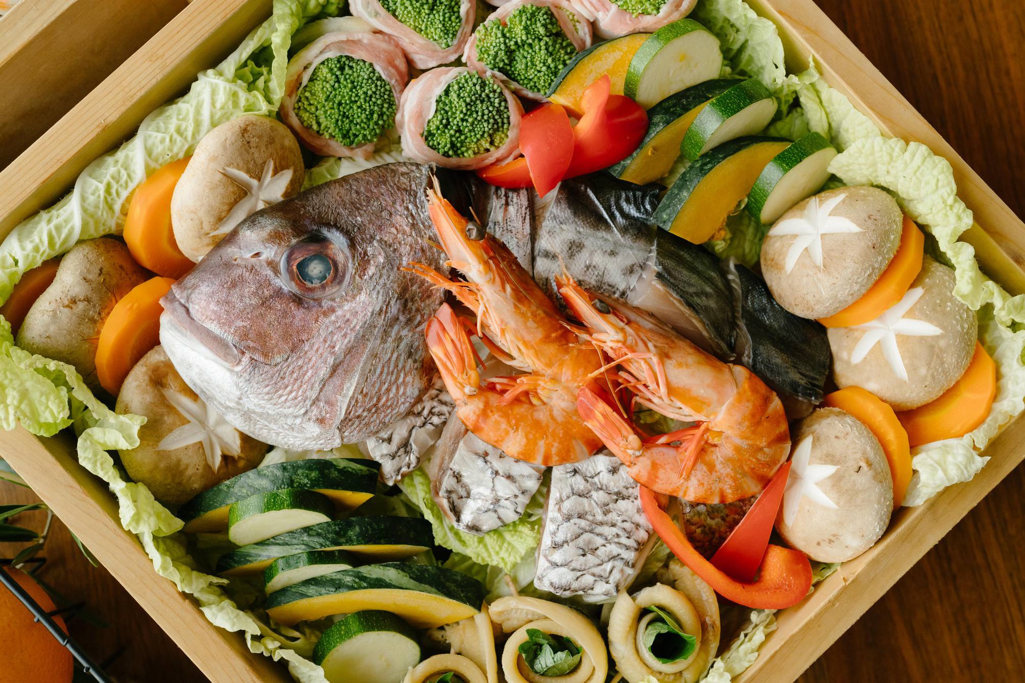 オリーブに囲まれた空間で、瀬戸内海の新鮮魚介と旬素材のせいろ蒸しディナーを　夕朝食付