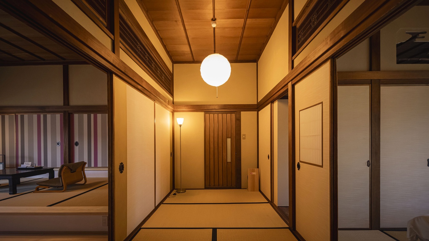 *【客室一例】柔らかな灯りに包まれて、落ち着いた雰囲気。