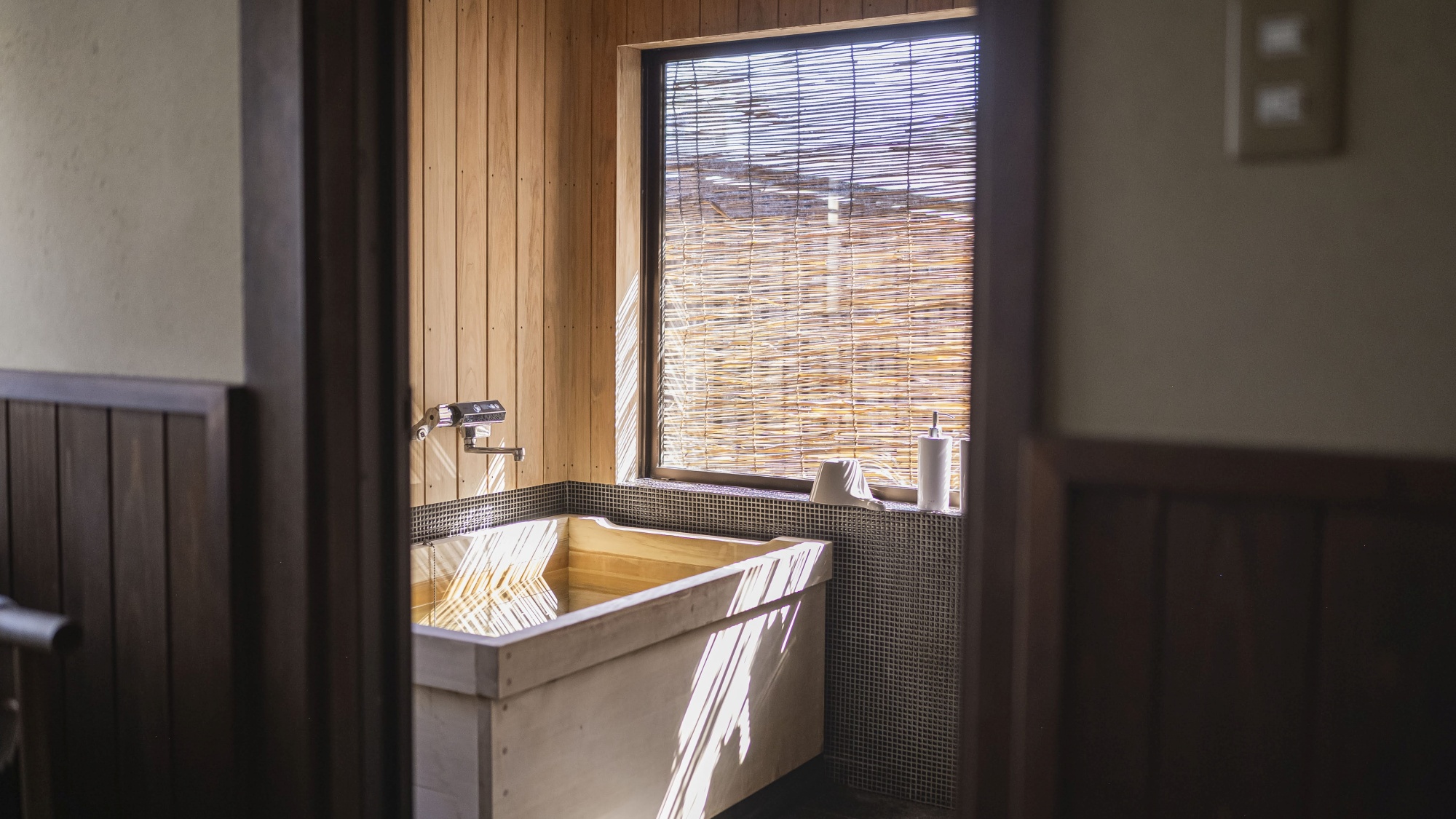 *【檜風呂】窓から差し込む柔らかな光に包まれて、入浴時間をお楽しみください。"