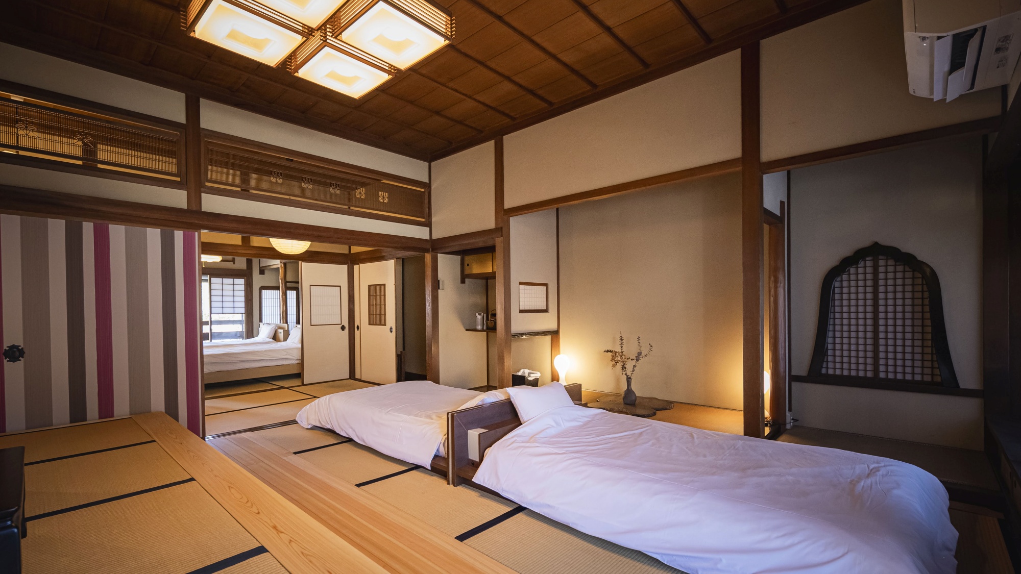 *【客室一例】畳の温もりとモダンが調和した心地よい空間です。