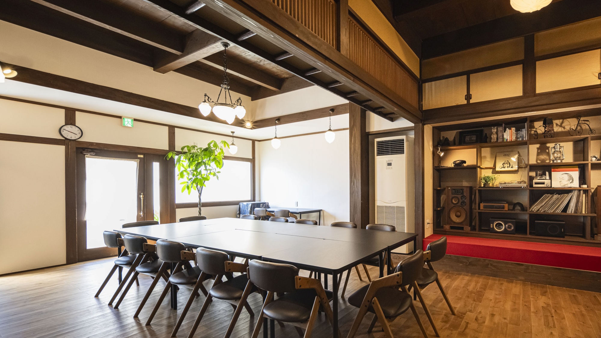 *【ダイニング】レトロな雰囲気漂う空間で、特別なひとときをお過ごしください。