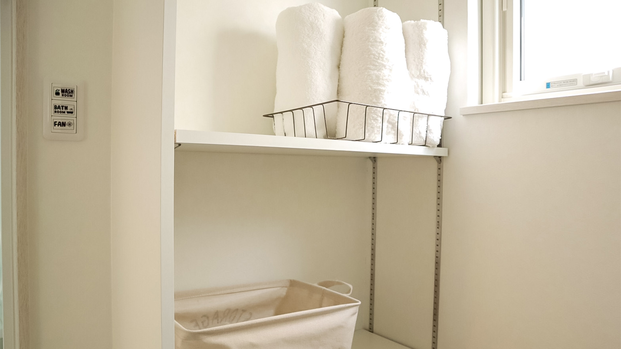 ・＜洗面所＞バスルーム入り口付近には、タオルや着替えに便利なスペースが