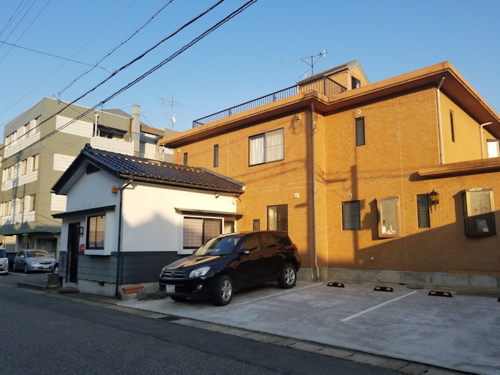 黒車止まっているところが駐車場