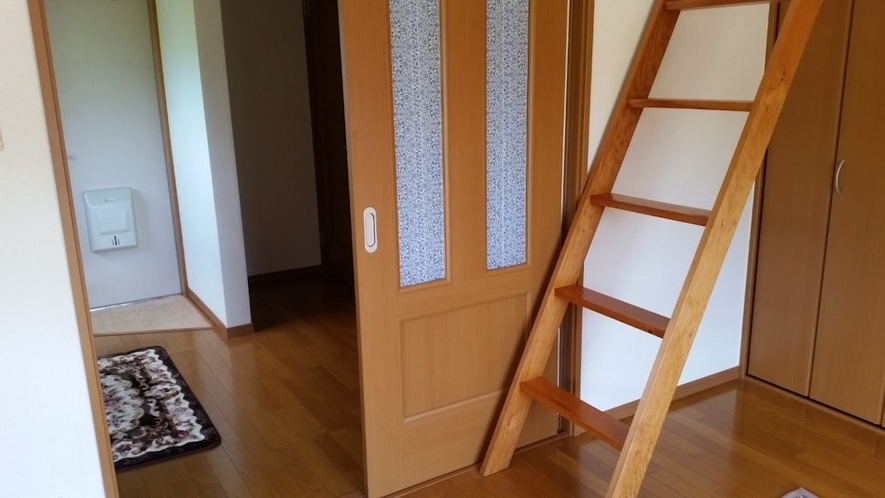 玄関とロフト階段