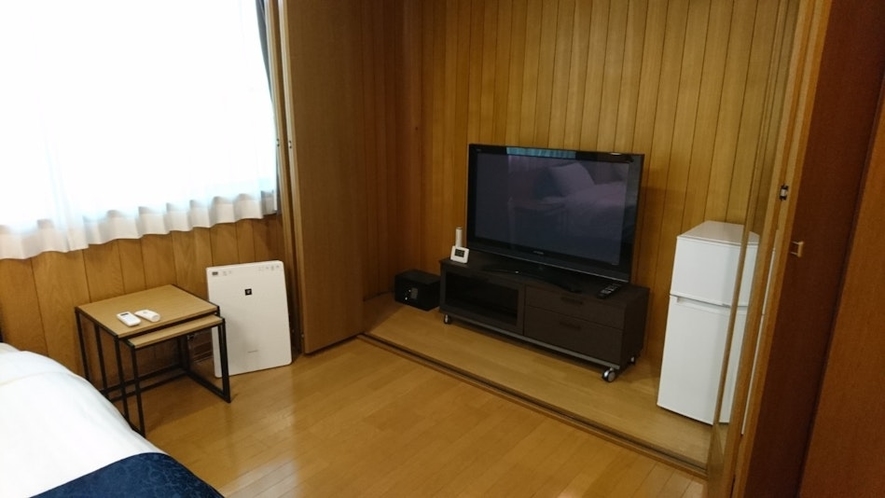 Room 3 備品 テレビ・2ドア冷蔵庫・金庫・空気清浄器・ネストテーブル・懐中電灯・目覚まし時計