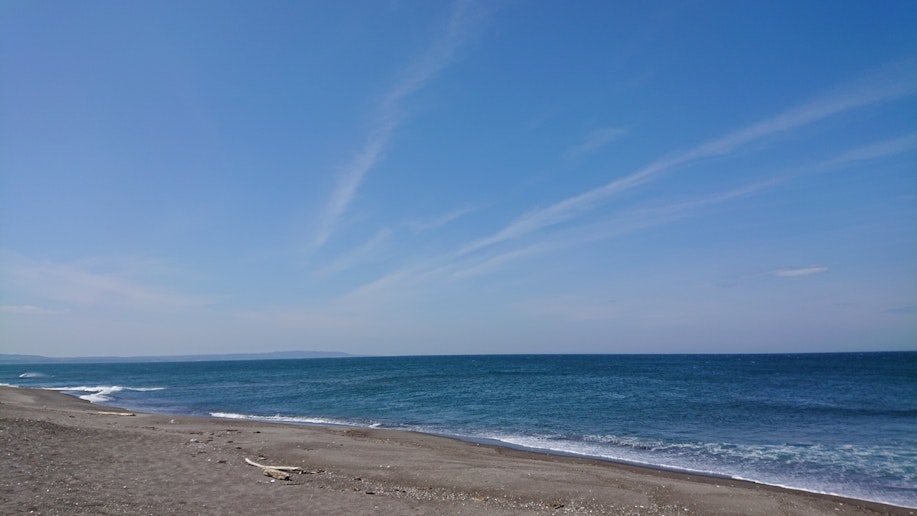 オホーツク海と空のコントラストが美しい