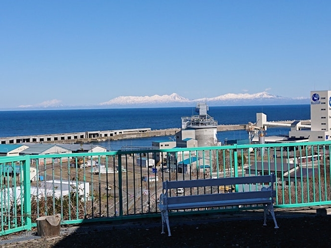 ゲストハウスから知床半島を眺める