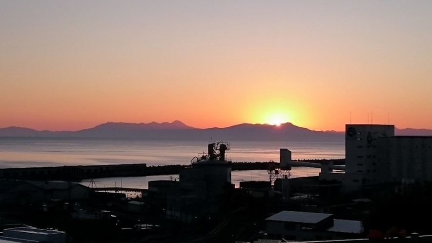 知床連峰から昇る朝日