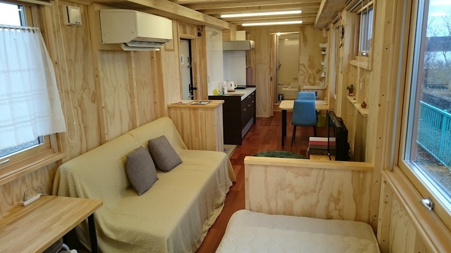 ベッドから見た室内