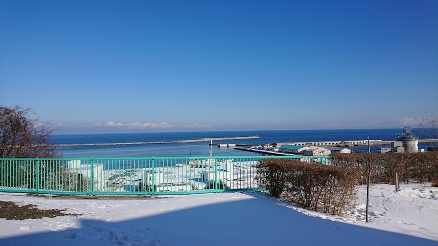 海と空のコントラストが鮮やか