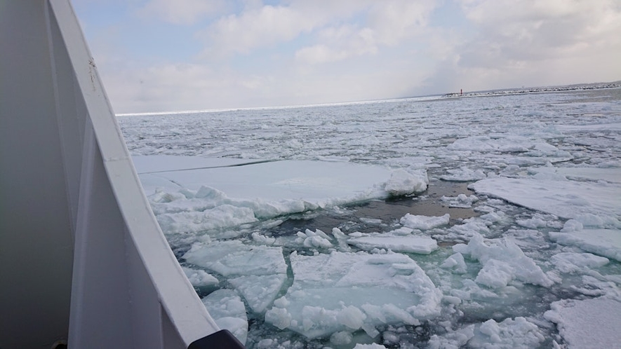 日中の気温がプラスなのにこんなに大きな流氷が...