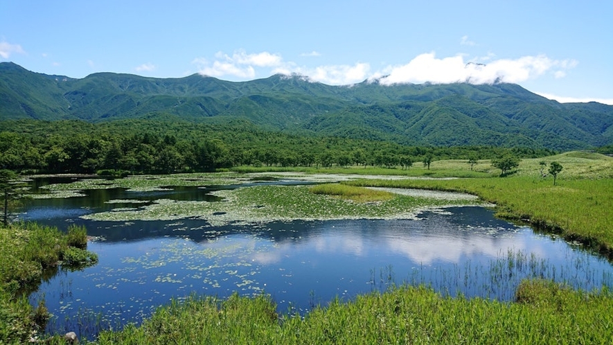 知床五湖にて、湖面に映る夏空が美しい