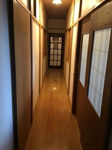 Hallway to Kitchecn