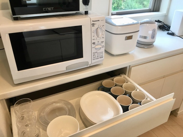 マグカップ、グラス、お皿等完備。