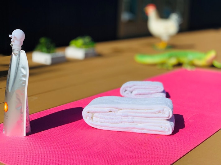 ウッドデッキの上で朝ヨガ