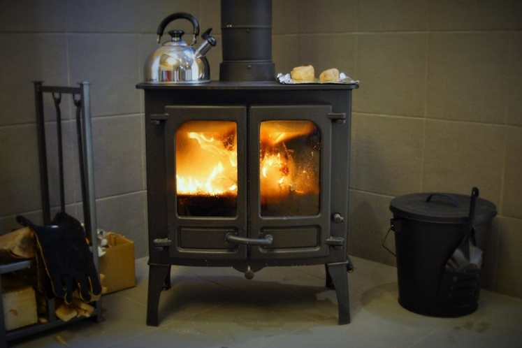 暖炉のある新しいログハウス