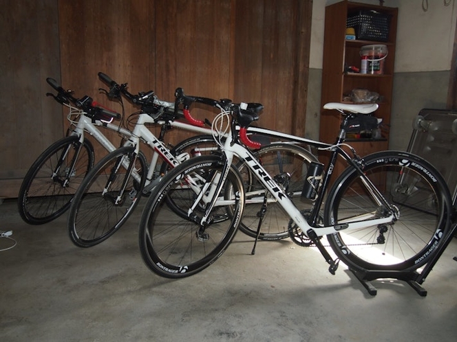 ロードバイク等でお越しの方は、鍵付きの倉庫に自転車を保管いたします。空気入れや工具も用意しています。