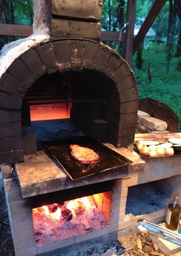 庭にある石窯を利用してピザや肉、野菜などを焼く石窯BBQができます(別途1回5000円が必要です)。