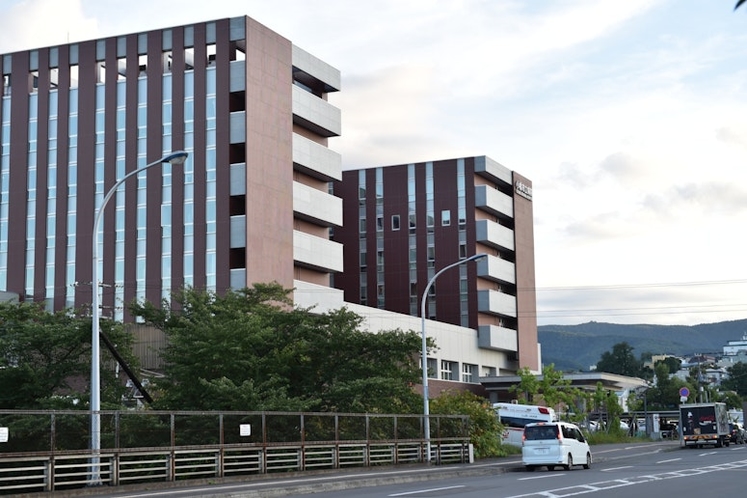 南小樽駅の右手に小樽市立病院