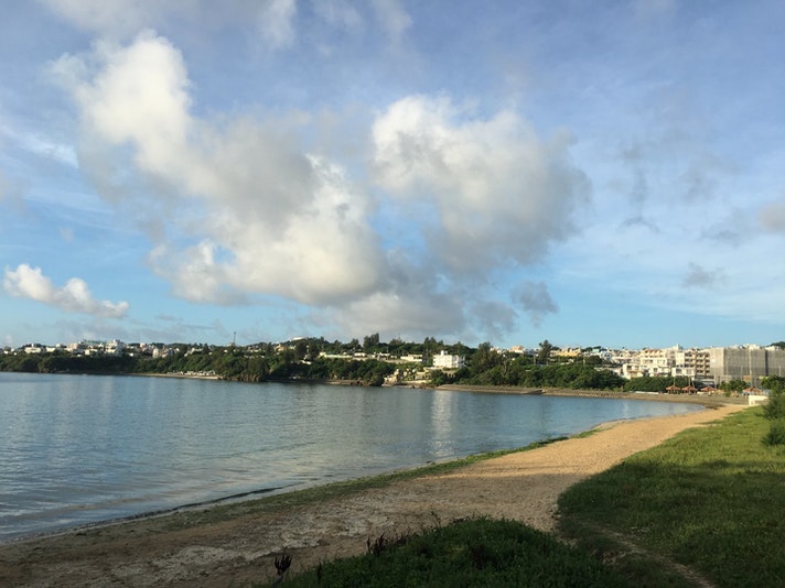 朝日を浴びながらビーチの散歩
