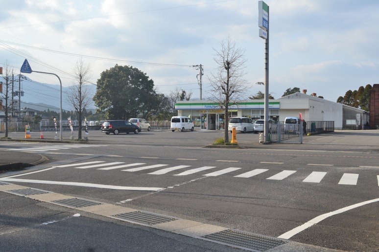 ファミリーマートさん(徒歩2分)