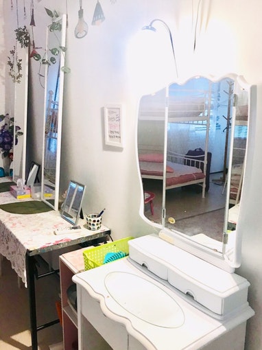 部屋にドレッサーあり