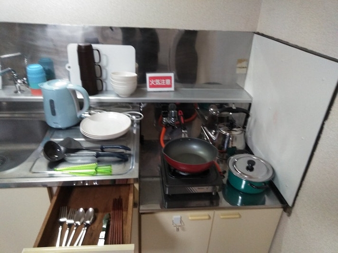 調理器具は、鍋とフライパンがあります。