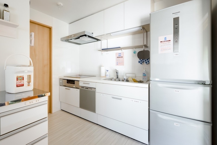 自炊用キッチンには大型冷蔵庫、IHコンロ、食洗機が使えます