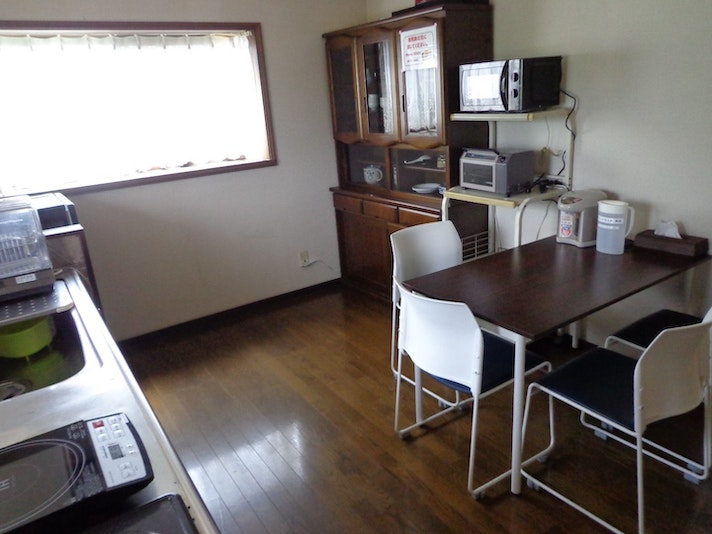 ダイニング・キッチン(電子レンジ、冷蔵庫、電子ポット、トースター、IH加熱調理器、食器あり)
