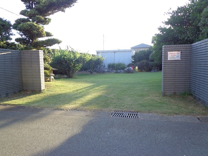 入口(芝生の上が駐車場)